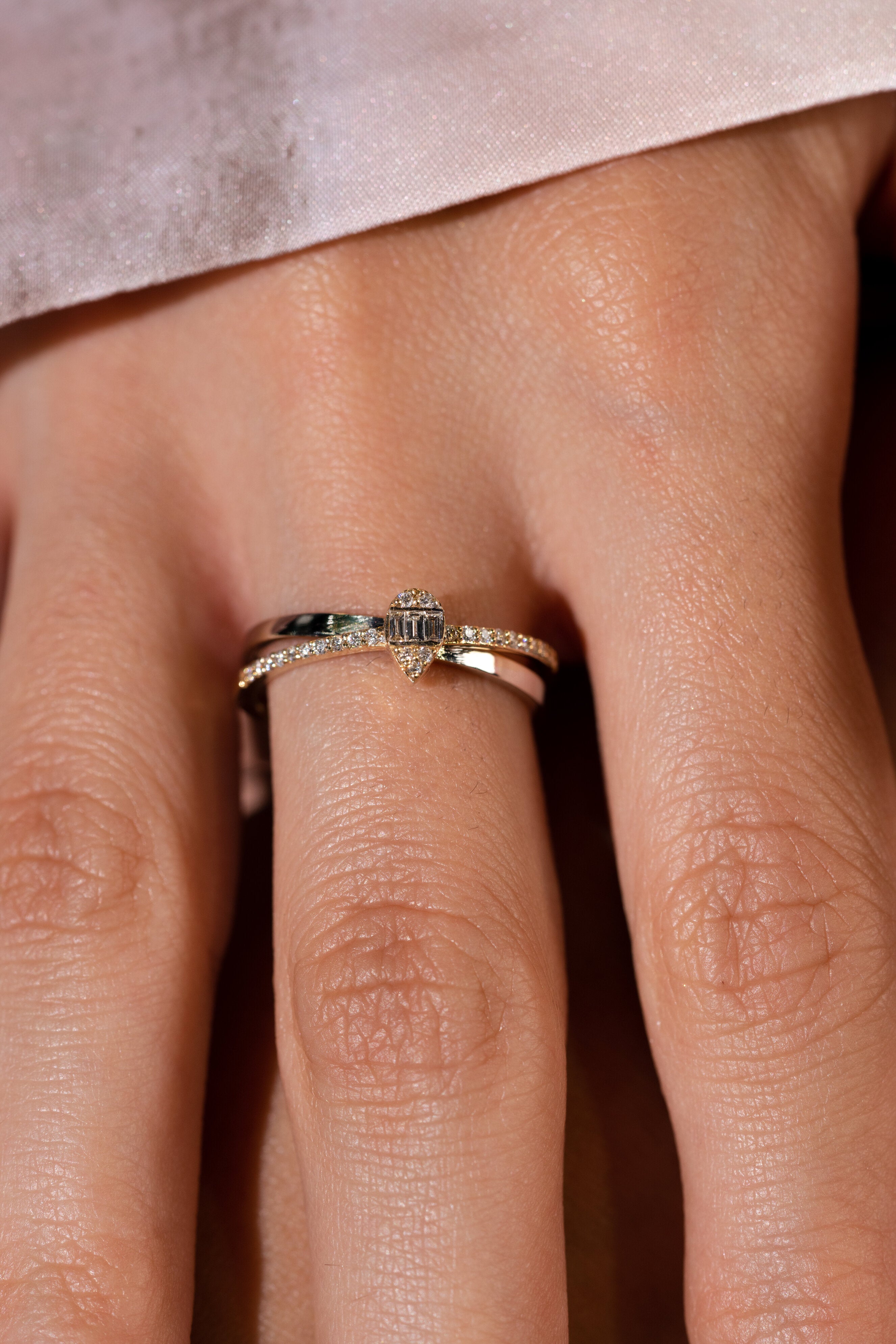 INEL YZ33144 DIN AUR ALB SI GALBEN 14K FORMA LACRIMA CU DIAMANTE - Bijuterii LA ROSA