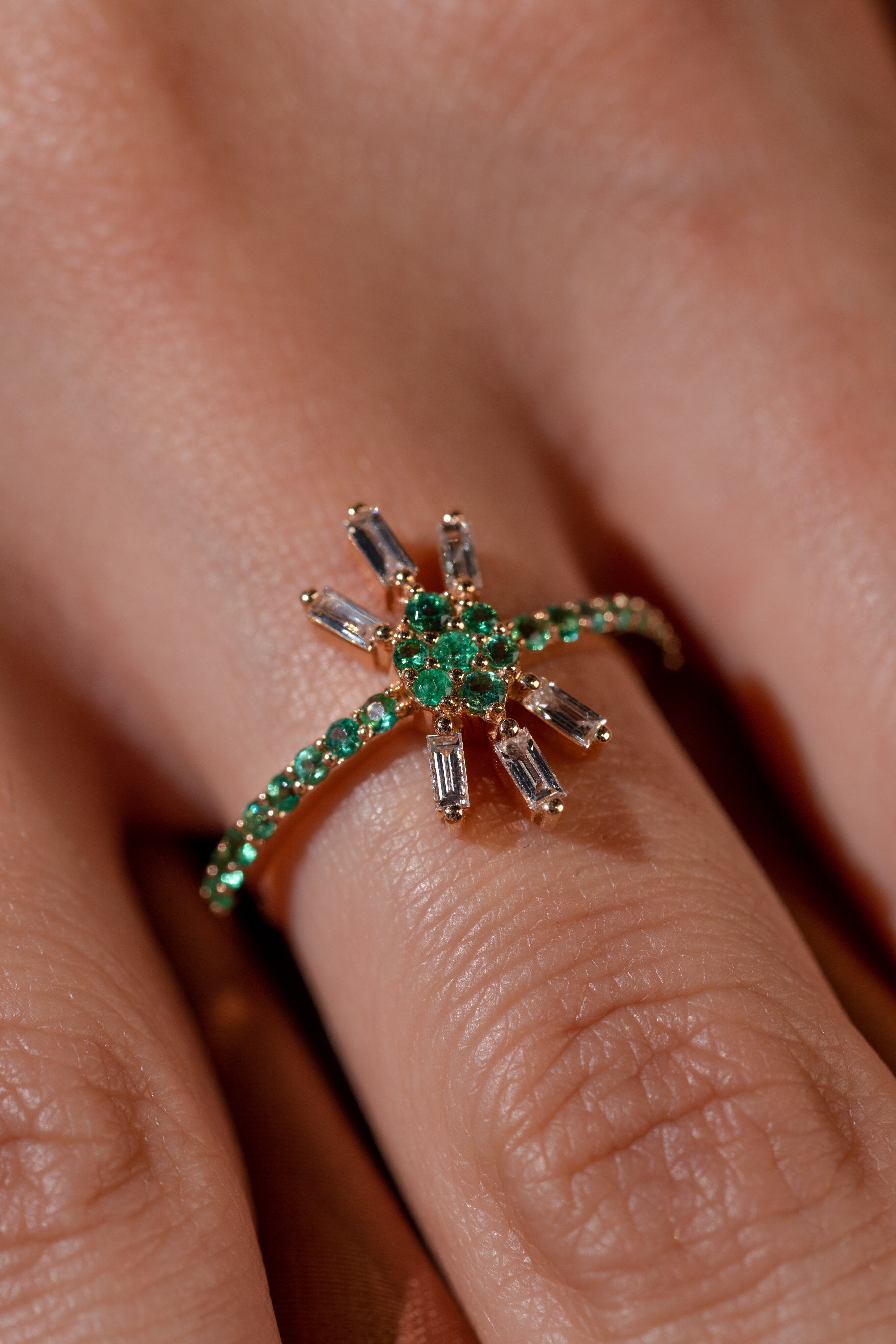 INEL YZ34228 DIN AUR ROZ 14K FORMA FLOARE CU DIAMANTE SI SMARALDE - Bijuterii LA ROSA
