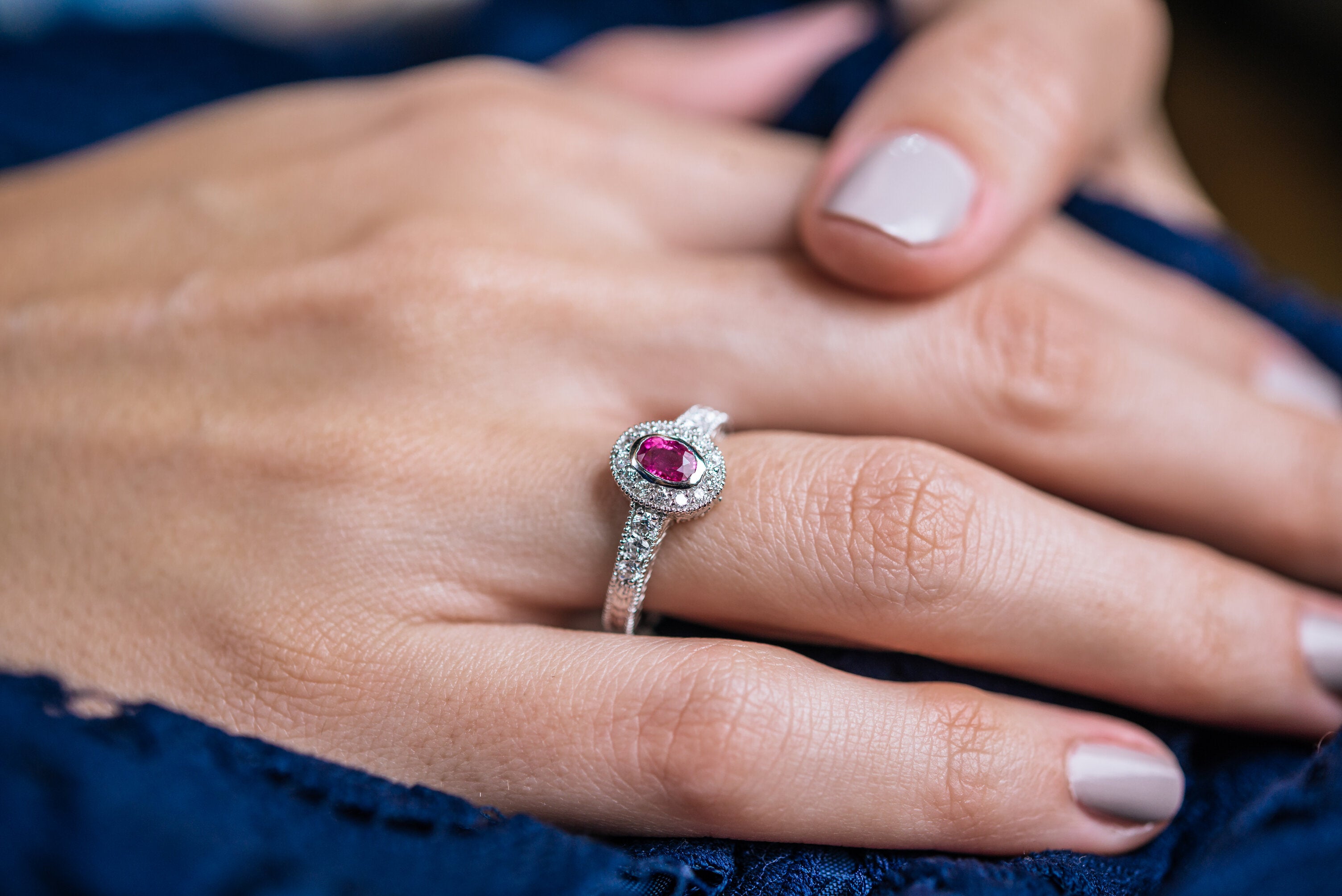 Inel LDRA1560 din aur alb 18k forma ovala cu diamante si rubin - Bijuterii LA ROSA