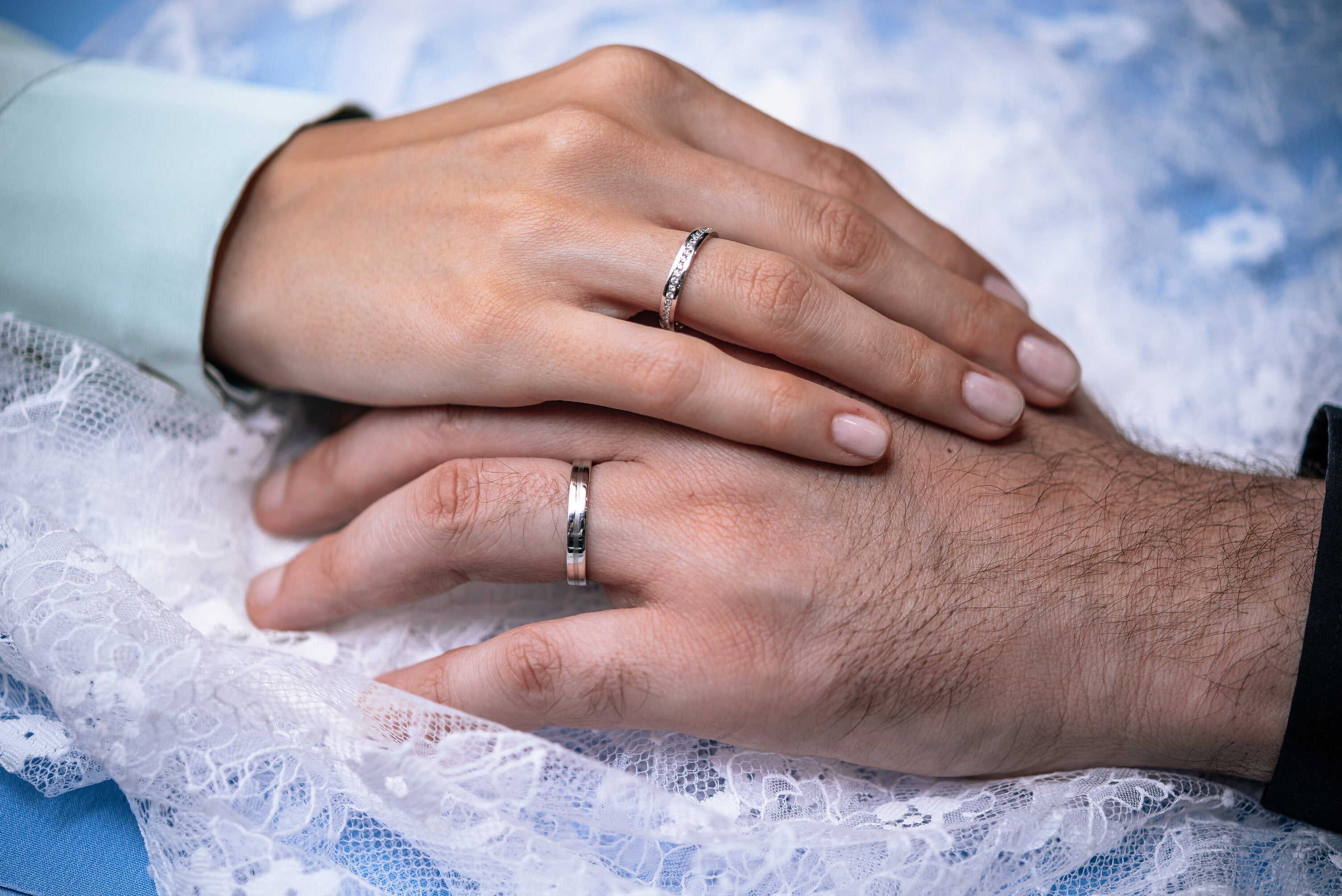 Verighete Infinity din aur cu diamante purtate La Rosa